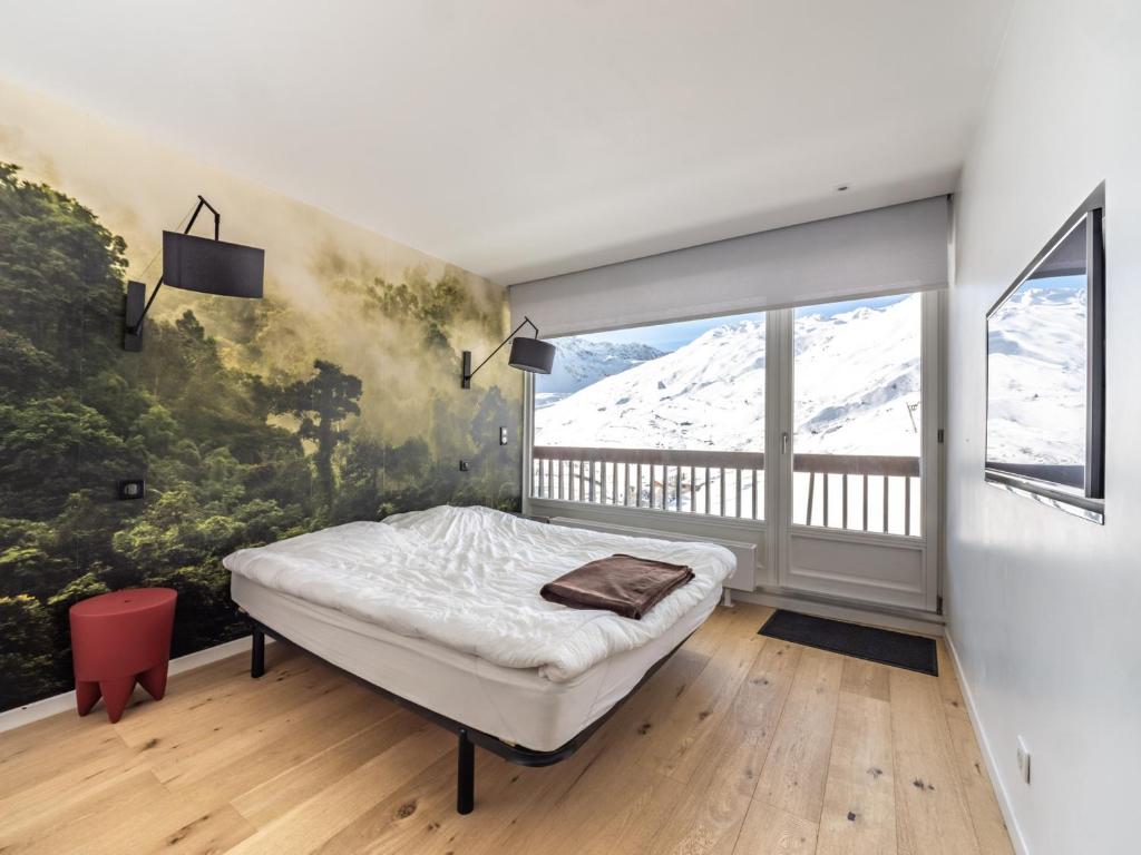 sypialnia z łóżkiem i balkonem z widokiem na góry w obiekcie Appartement rénové, 5 pièces, skis aux pieds avec balcon et WIFI - FR-1-502-364 w mieście Tignes