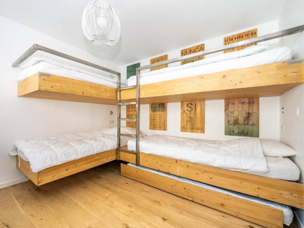 2 łóżka piętrowe w pokoju z drewnianą podłogą w obiekcie Appartement rénové, 5 pièces, skis aux pieds avec balcon et WIFI - FR-1-502-364 w mieście Tignes