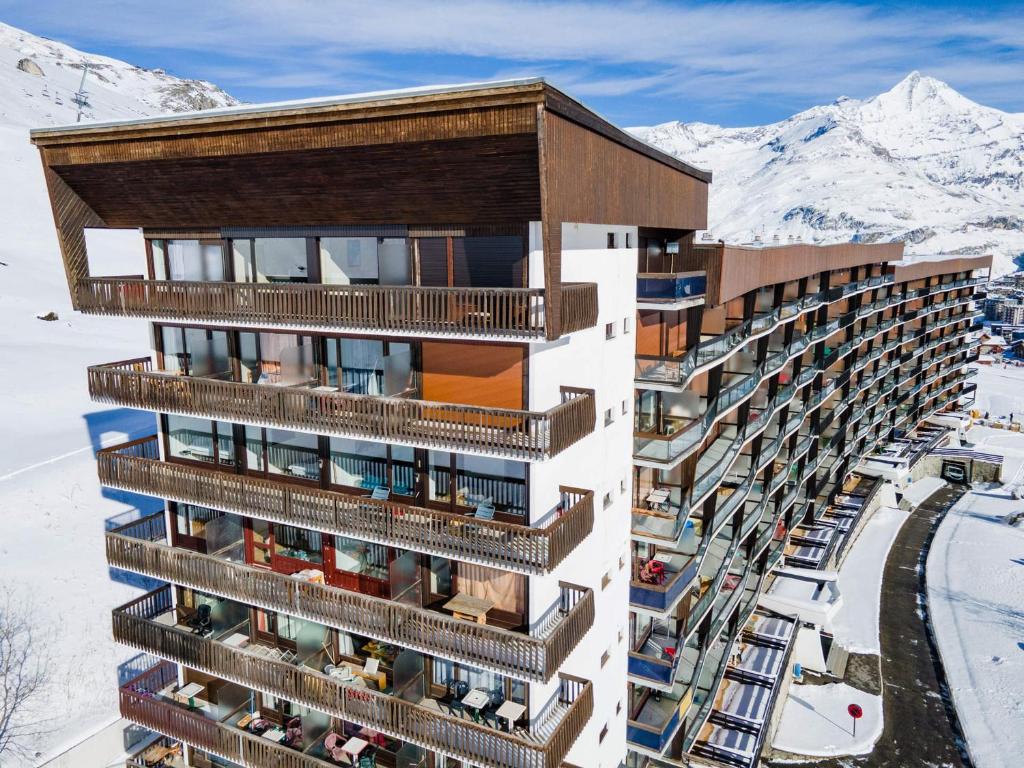 budynek w śniegu z górami w tle w obiekcie Appartement rénové, 5 pièces, skis aux pieds avec balcon et WIFI - FR-1-502-364 w mieście Tignes