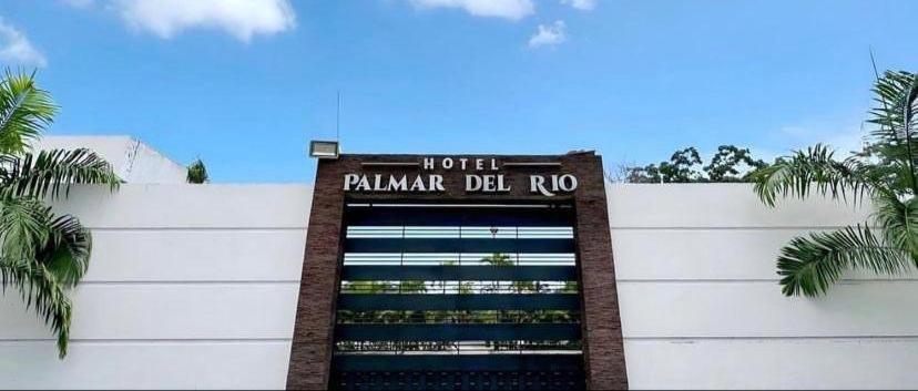 um edifício com um sinal que lê palama dhuri delro em Hotel Palmar Del Río em Pedernales