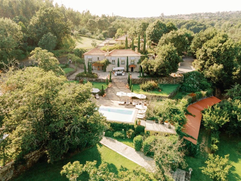 vista aerea di una casa con piscina di The Fox House - Private Villa & Nature a São Pedro do Sul