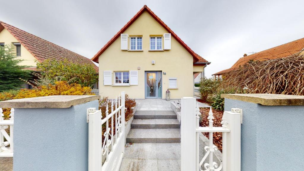a house with a white gate and stairs at Ô calme Maison familiale - Wickerschwihr in Wickerschwihr