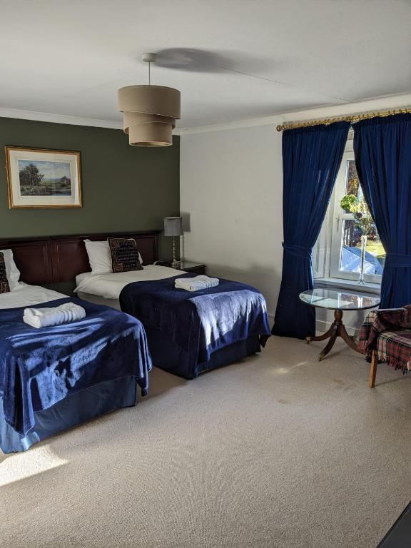 Postel nebo postele na pokoji v ubytování Bennachie Lodge Hotel in Kemnay