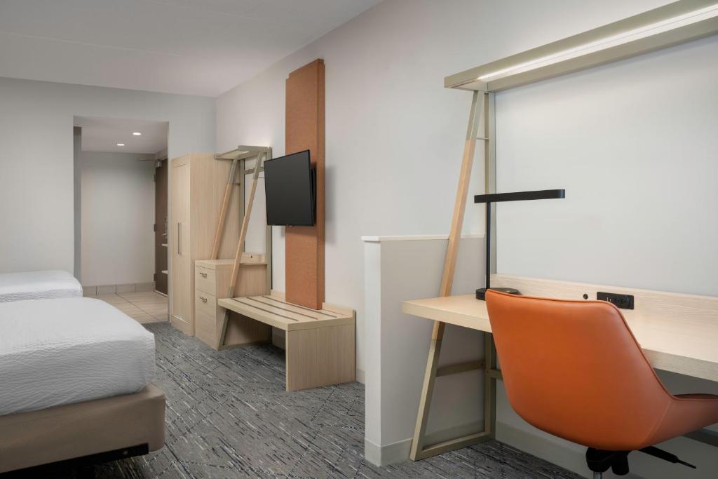 a bedroom with a bed and a desk and a chair at Holiday Inn Express & Suites Pittsburgh North Shore by IHG in Pittsburgh