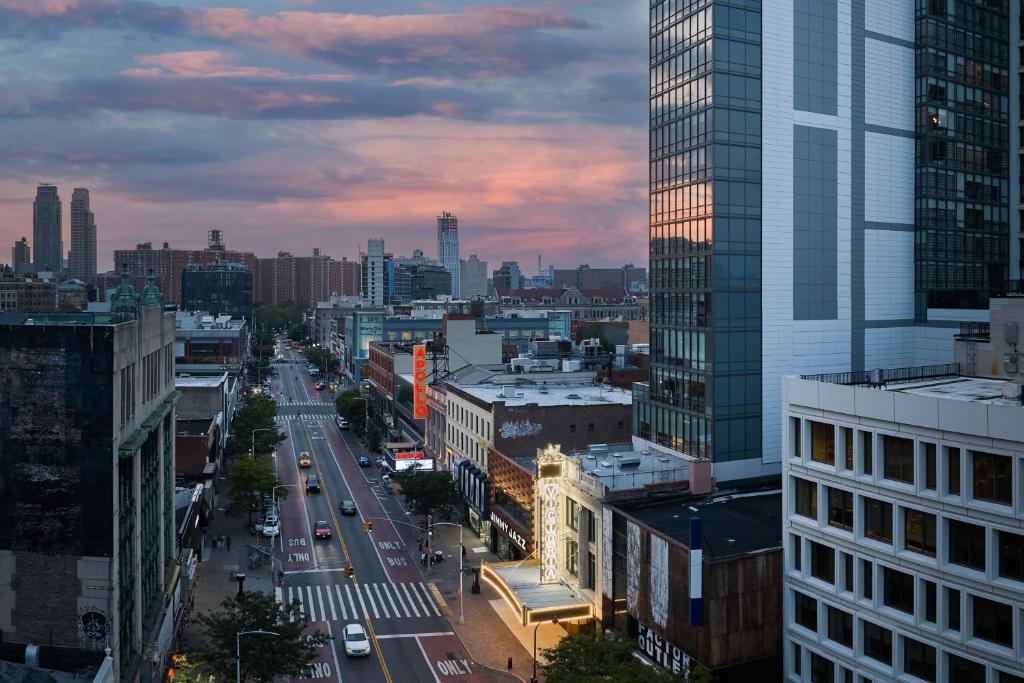 vista su una strada di città con edifici alti di Renaissance New York Harlem Hotel a New York
