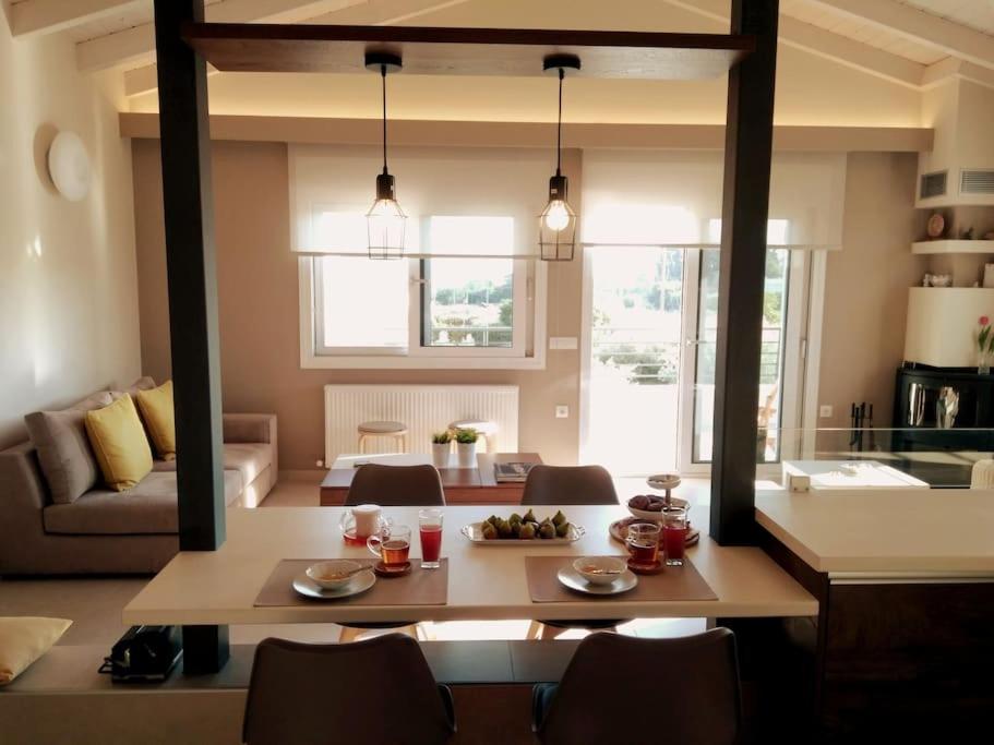 een woonkamer met een tafel en een bank bij Elia boutique apartment in Thiva