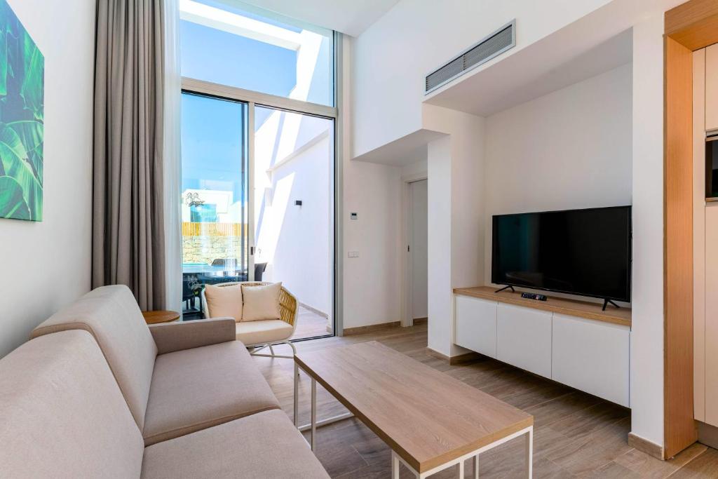 TV a/nebo společenská místnost v ubytování Resort Cordial Santa Águeda & Perchel Beach Club