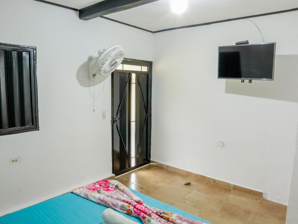 Televiisor ja/või meelelahutuskeskus majutusasutuses Finca Hotel Rios Claros