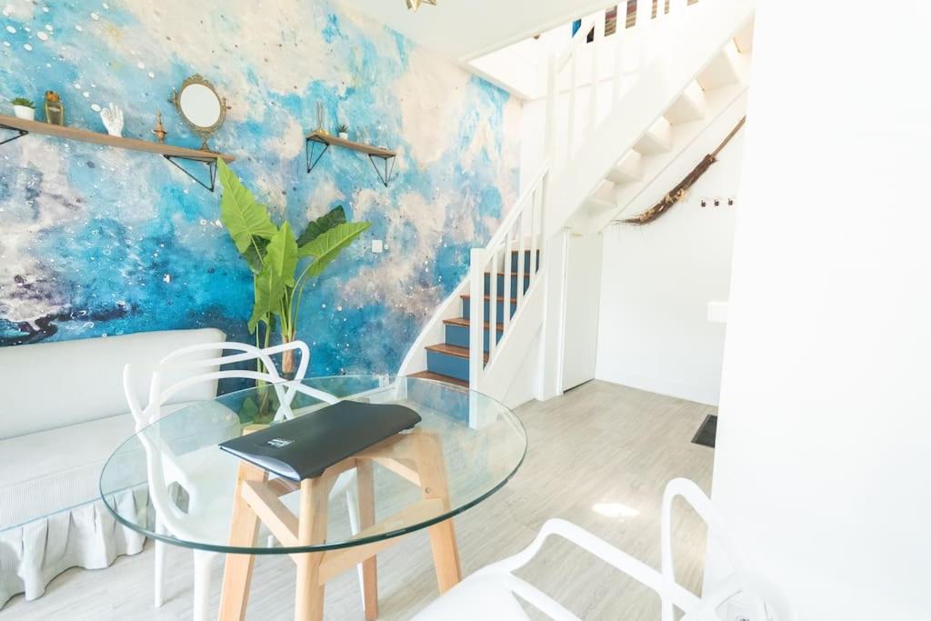 une table en verre et une chaise dans une pièce dans l'établissement Immeuble L'Aristocrate - Le Mystic- Bd Carnot, à Angers