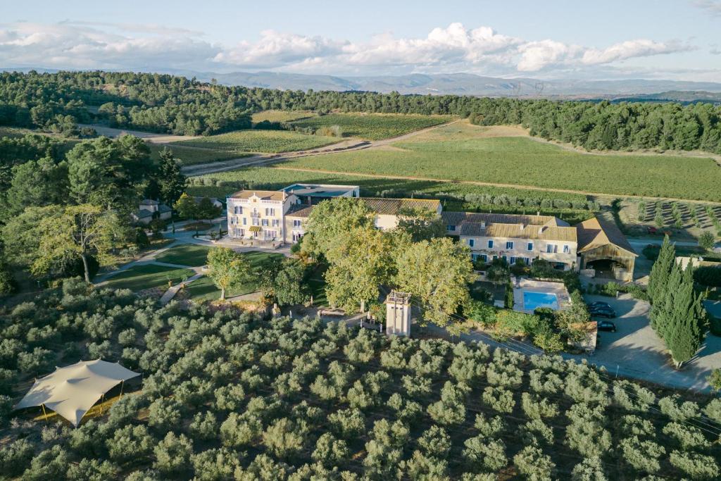 una vista aerea di una grande tenuta con alberi di Château Canet a Rustiques