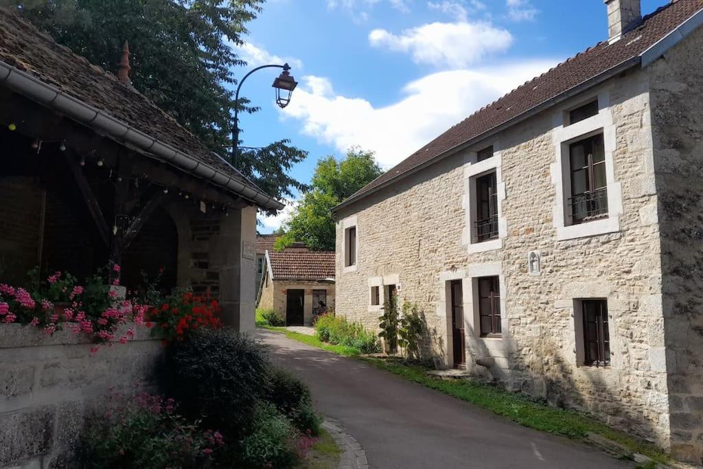 eine Gasse in einem Steingebäude mit einer Straße in der Unterkunft Maison de campagne dans Parc National de Forêts in Rochetaillée-sur-Aujon