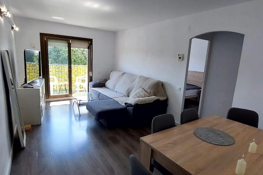 een woonkamer met een bank en een tafel bij Bravaholidays-301-Asturias in Blanes