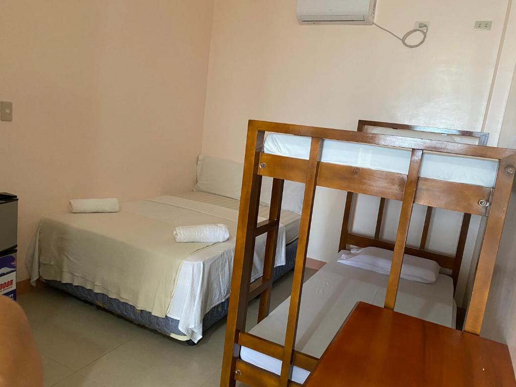 Postel nebo postele na pokoji v ubytování Kellocks' Seaview Apartelle