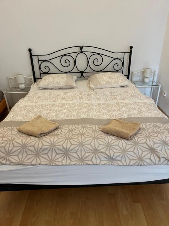 duże łóżko z dwoma poduszkami na górze w obiekcie Budget Studio for Couples in the Heart of City w Koszycach
