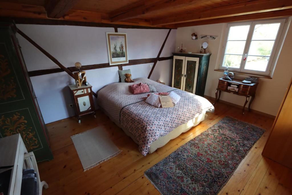 - une chambre avec un lit dans l'établissement Au Verger des Louves, 