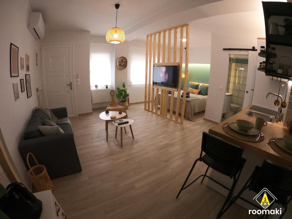 TV a/nebo společenská místnost v ubytování roomaki -tasteful studio in the center w/ parking