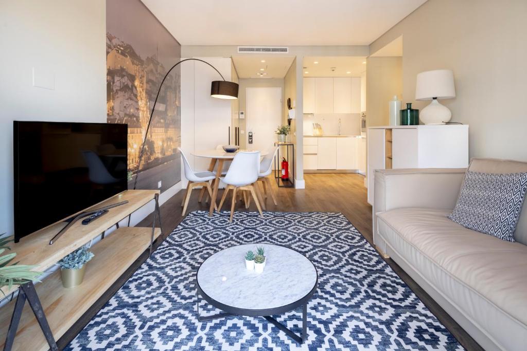 uma sala de estar com um sofá e uma mesa em Chiado Mercy Apartments | Lisbon Best Apartments em Lisboa