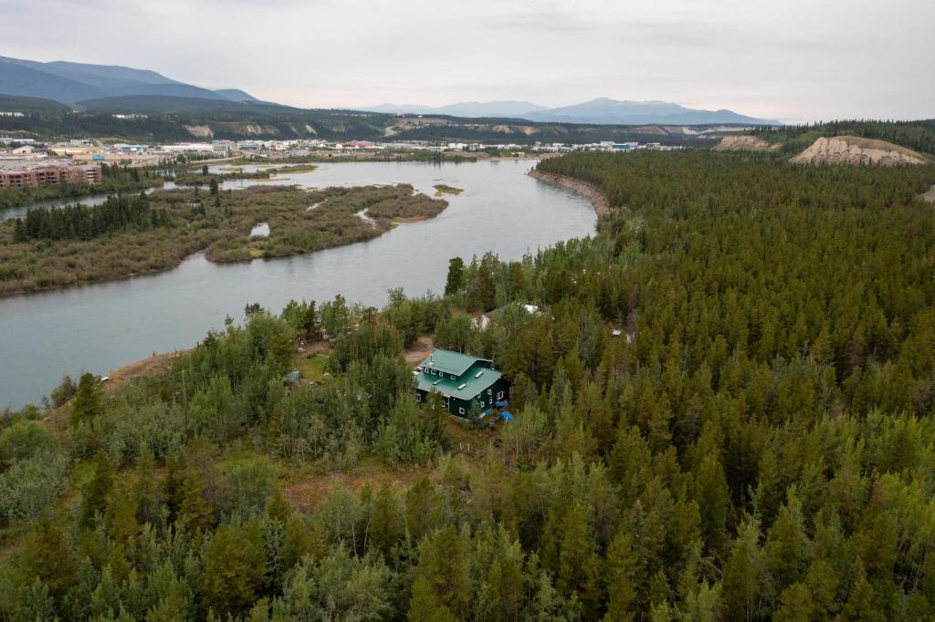 Ett flygfoto av Yukon River Farm