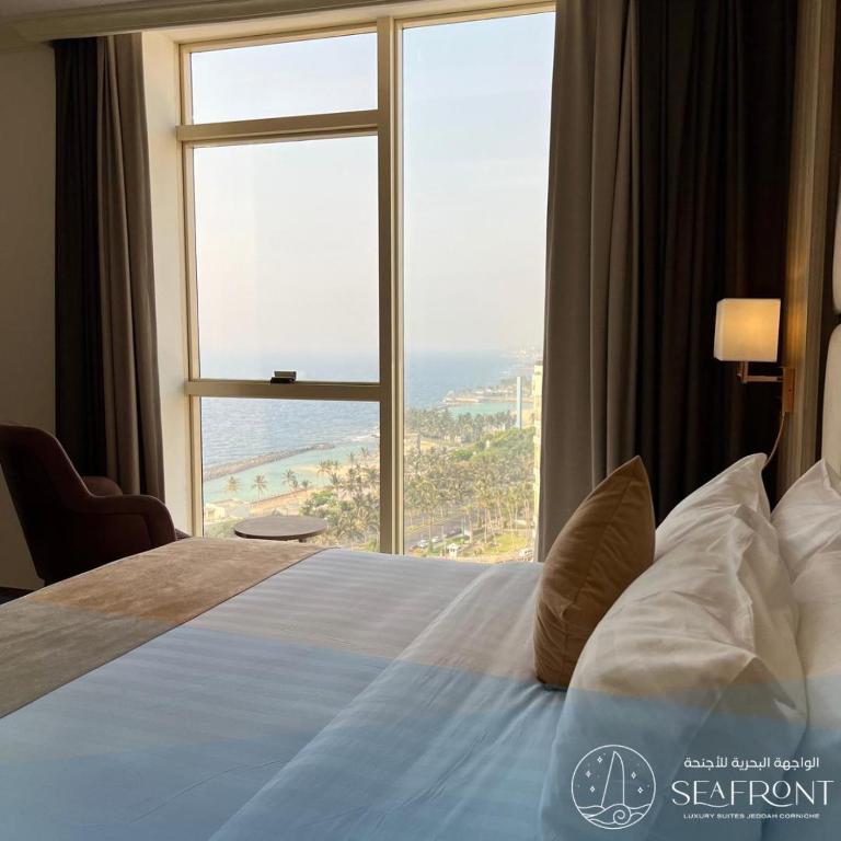 Postel nebo postele na pokoji v ubytování Seafront Luxury Suites Jeddah Corniche