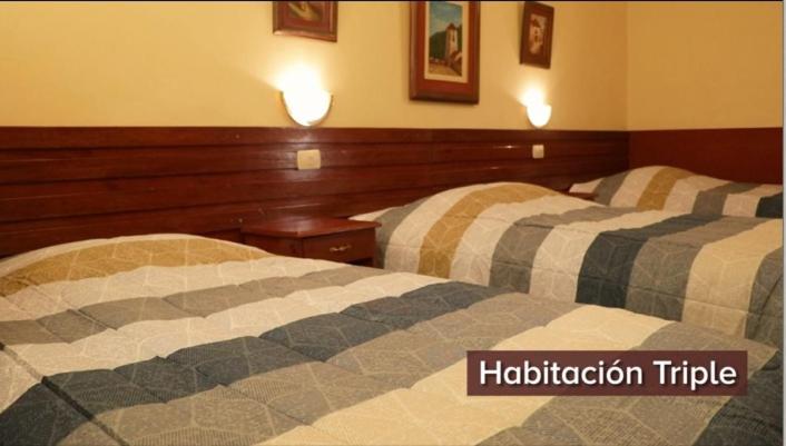 2 letti posti uno accanto all'altro in una camera d'albergo di HOTEL ZEGARRA a Chalhuanca
