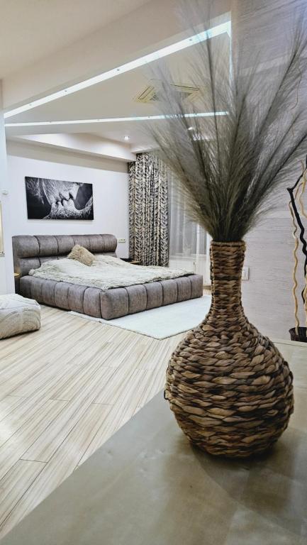 ein Zimmer mit einer großen Vase mit einer Pflanze darin in der Unterkunft Most City Kos in Dnipro