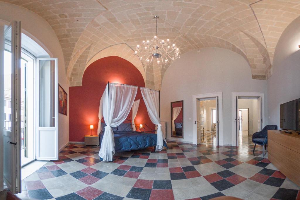 1 dormitorio con 1 cama en una habitación con techo en Arabesque Luxury Apartment - Roof Garden, en Taranto