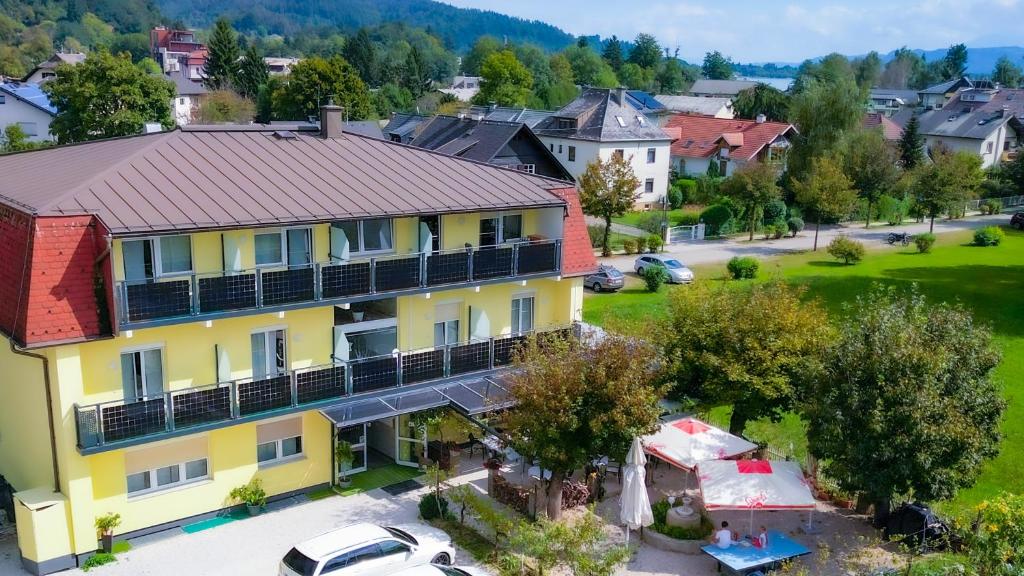 eine Luftansicht eines Hauses in einer Kleinstadt in der Unterkunft Hotel Hudelist in Krumpendorf am Wörthersee