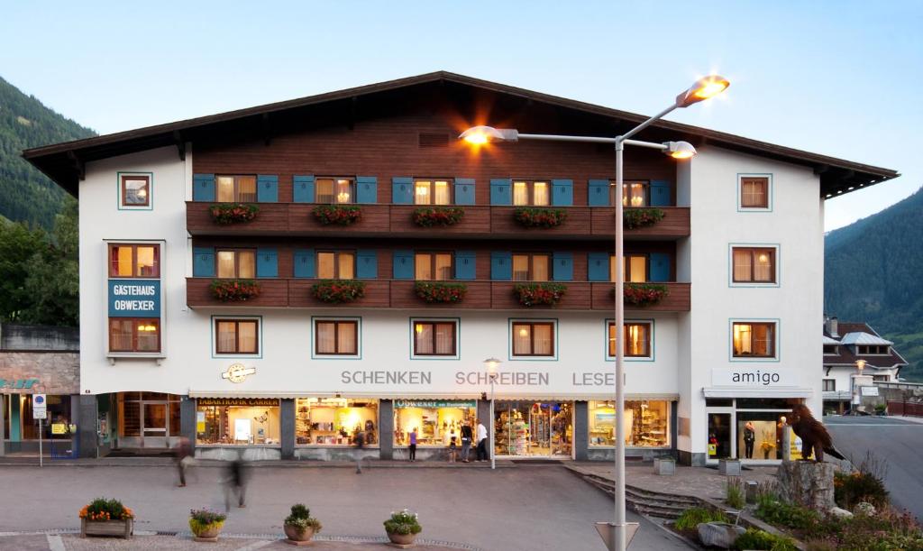 ein Hotel in den Bergen mit einem Gebäude in der Unterkunft Gästehaus Obwexer in Matrei in Osttirol