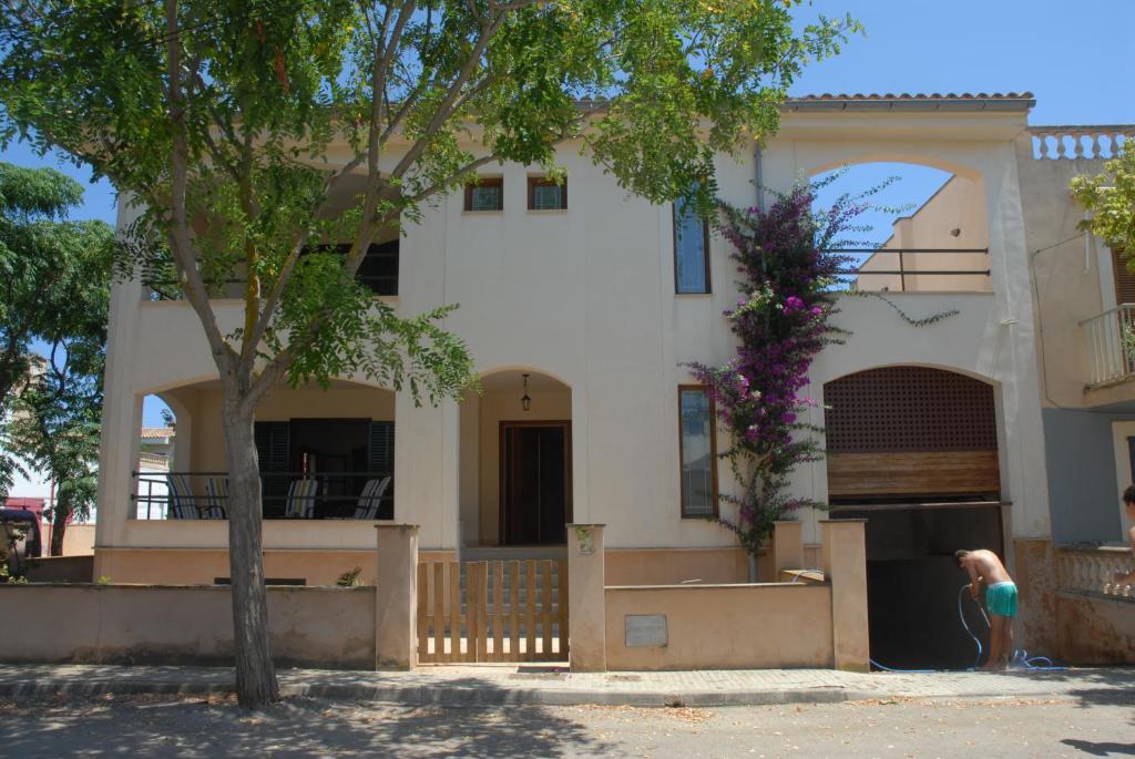 a woman standing in front of a house at Na Margarida in S'Illot