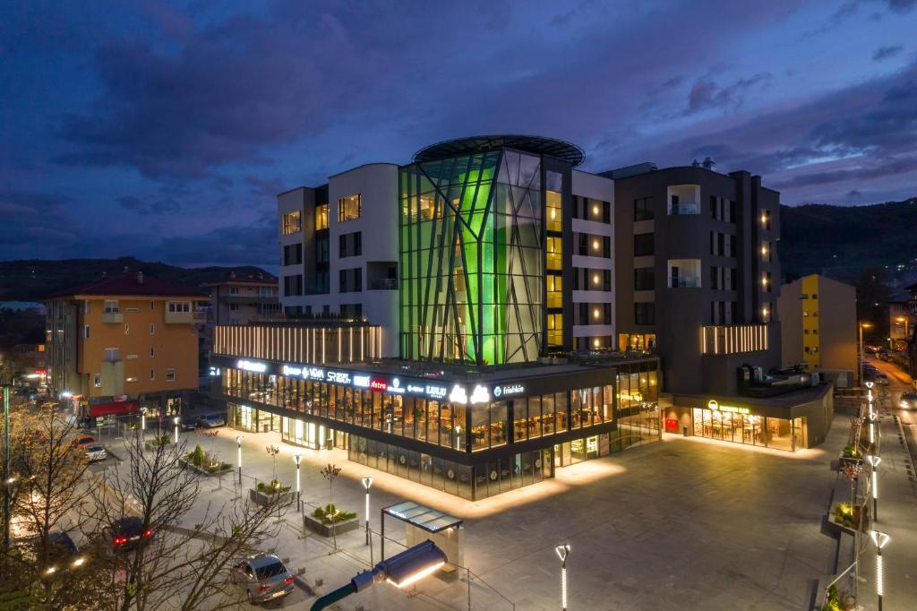 um edifício com uma fachada iluminada à noite em Hotel Vema em Visoko