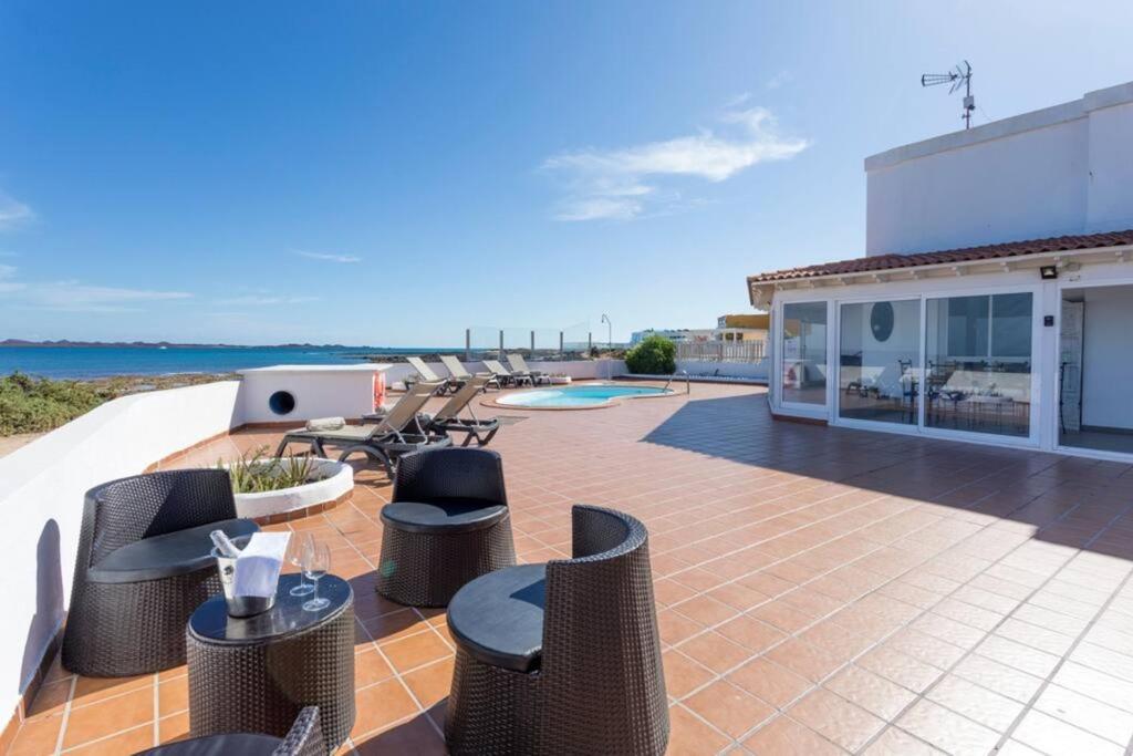 Fotografie z fotogalerie ubytování Corralejo Beachfront Villa Remos with Lobos Island View, Private Pool, Wifi & BBQ by Amazzzing Travel v destinaci Corralejo