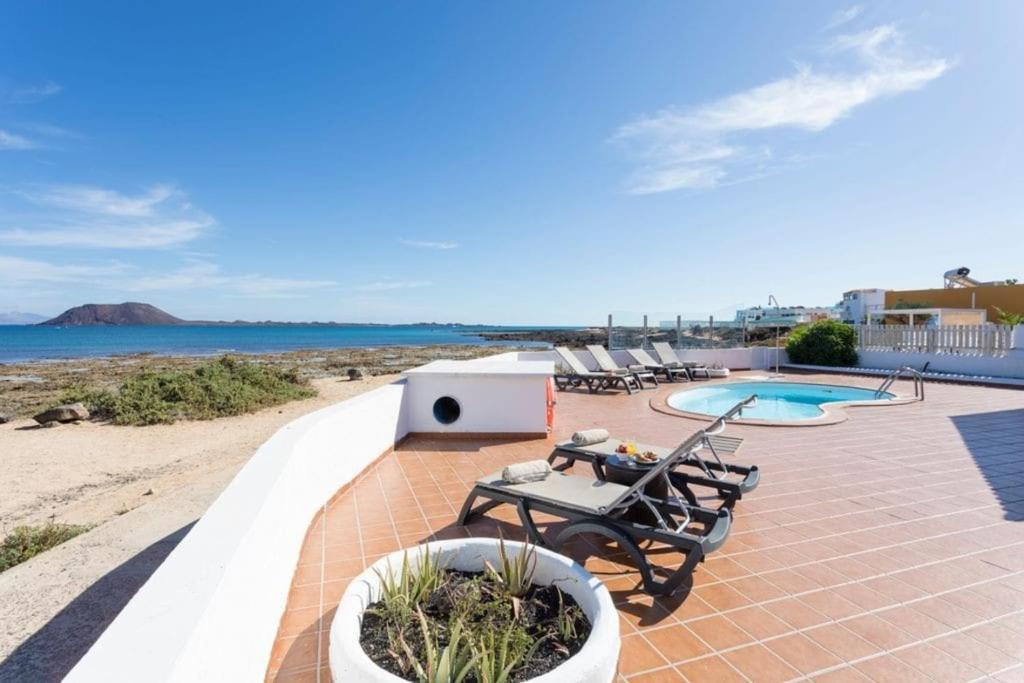 Fotografie z fotogalerie ubytování Corralejo Beachfront Villa Remos with Lobos Island View, Private Pool, Wifi & BBQ by Amazzzing Travel v destinaci Corralejo
