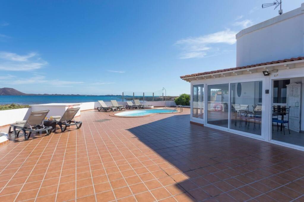 Fotografie z fotogalerie ubytování Corralejo Beachfront Villa Remos with Lobos Island View, Private Pool, Wifi & BBQ by Amazzzing Travel v destinaci Corralejo