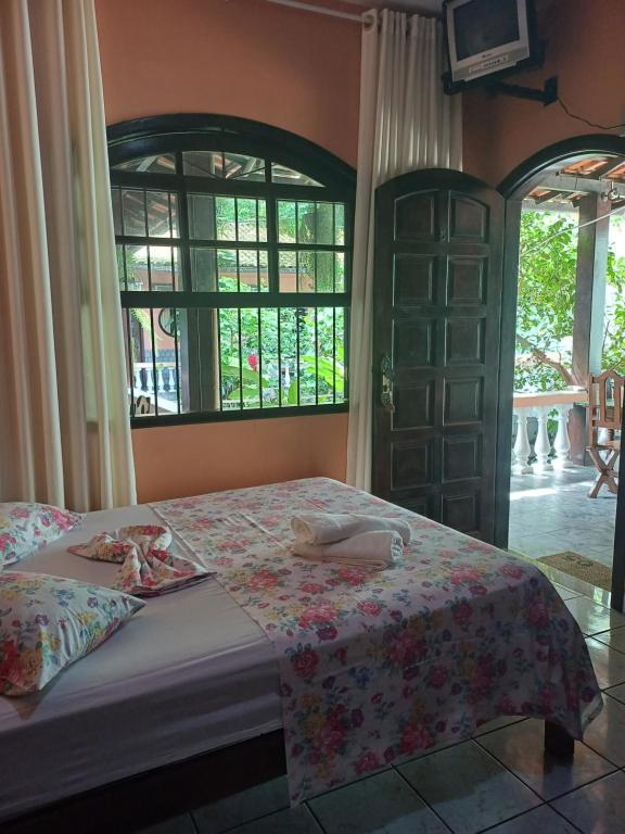 una camera da letto con un letto e una finestra di Pousada Minha Terra a Abraão