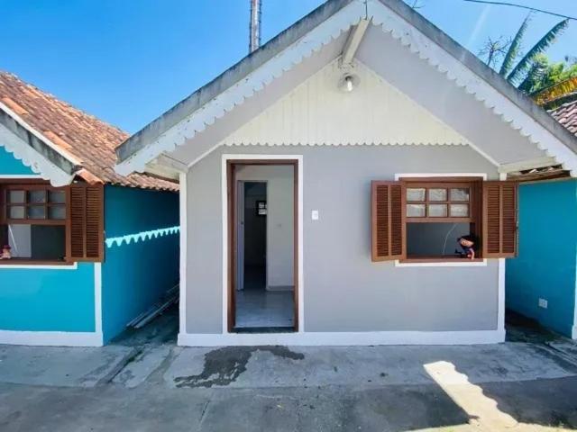una pequeña casa azul y blanca en Pousada do Sol, en Río de Janeiro