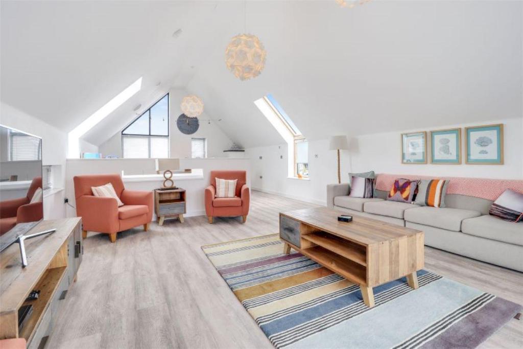 Posezení v ubytování Attractive pet friendly beach house in Westward Ho