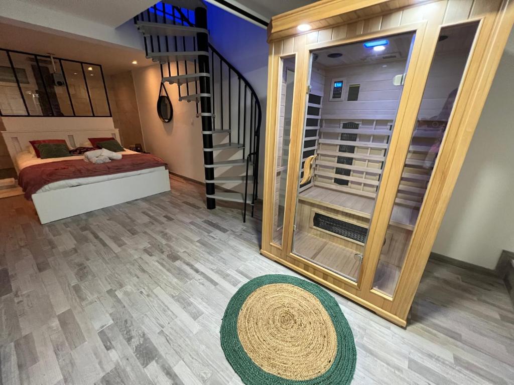 une chambre avec un escalier, un lit et un tapis dans l'établissement Nancy Détente Un Séjour à Part, à Nancy