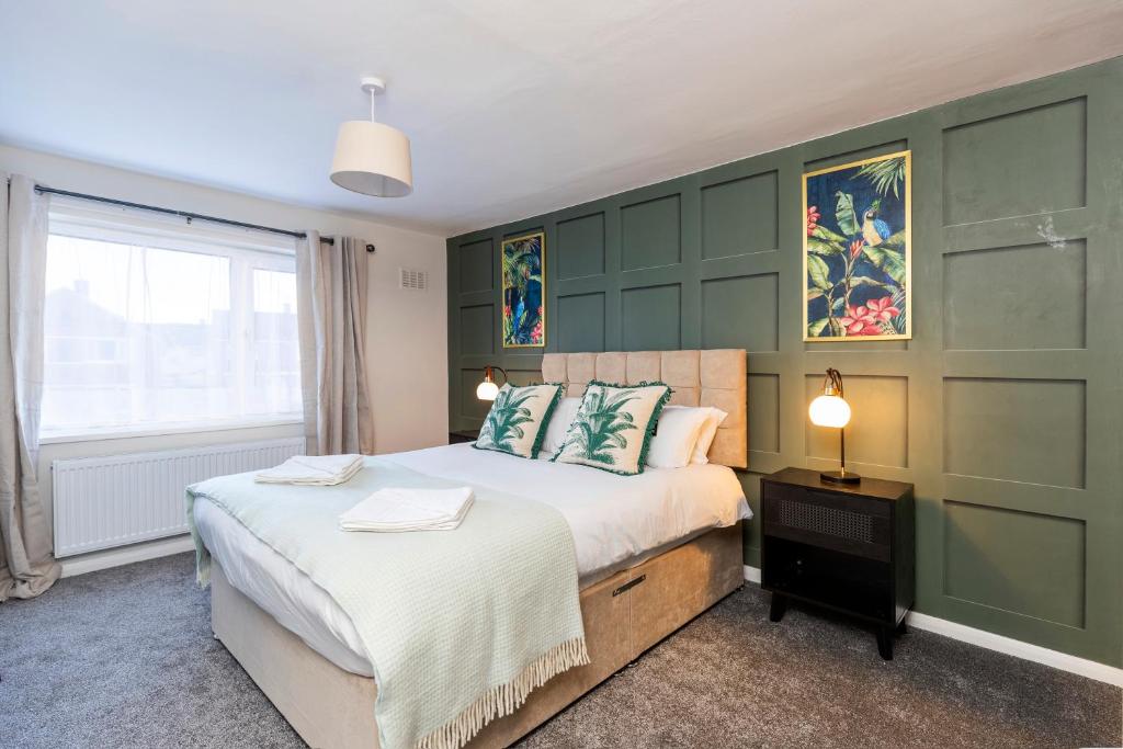 um quarto com uma cama grande e uma janela em Stanhope House em Stockton-on-Tees