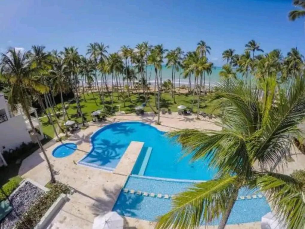 una vista aérea de un complejo con piscina y palmeras en Apartamento Coson Bay Las Terrenas, en Las Terrenas