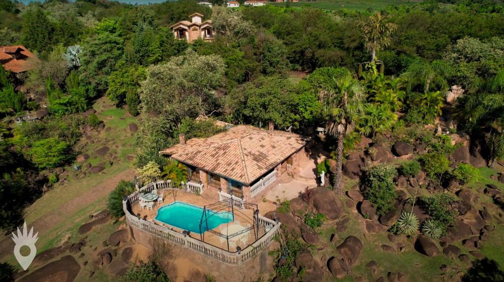 an aerial view of a house with a swimming pool at Casa com Piscina & Área Gourmet em Indaiatuba in Indaiatuba