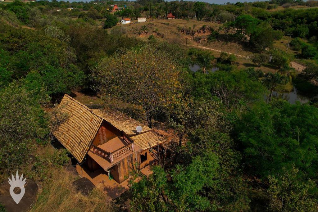 an overhead view of a house on a hill at Chalé a beira de lago com churrasqueira em SP in Indaiatuba