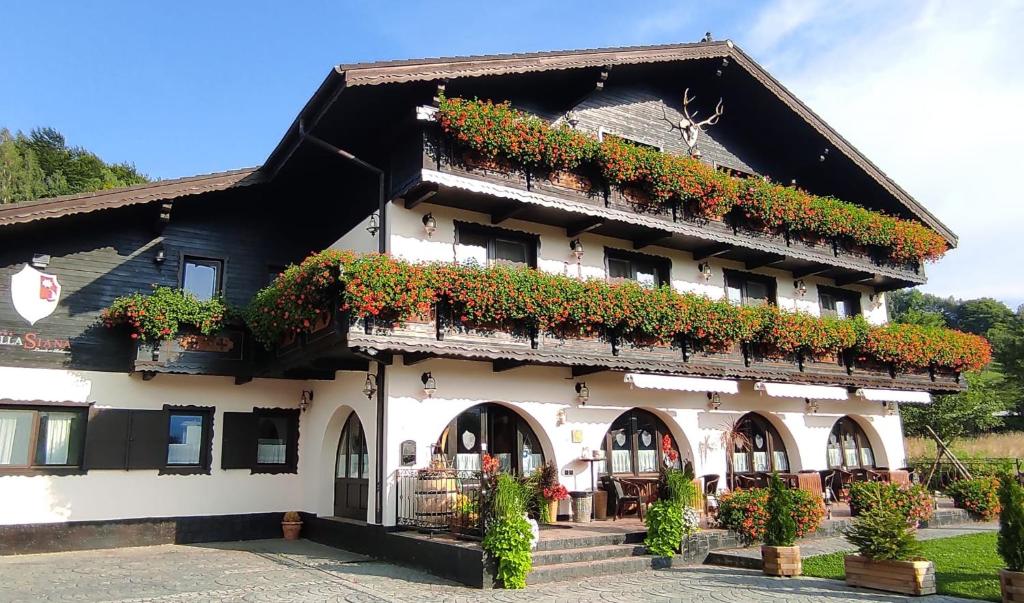 un edificio con dei fiori sul lato di Villa Siana a Bran