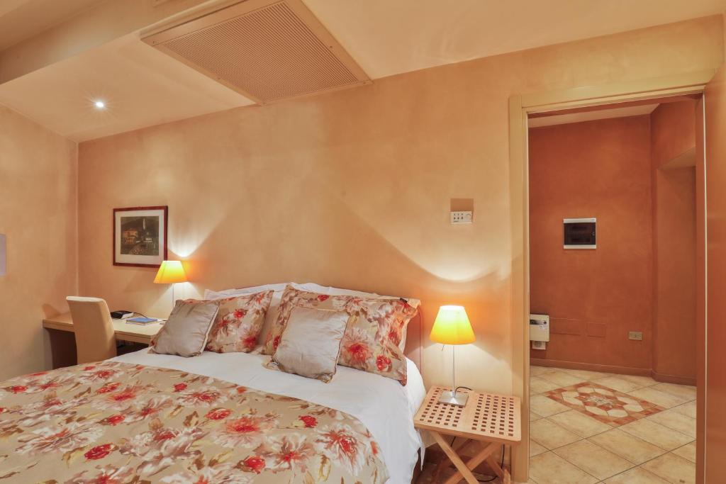 1 dormitorio con cama, mesa y escritorio en Cernobbio lake suites, en Cernobbio