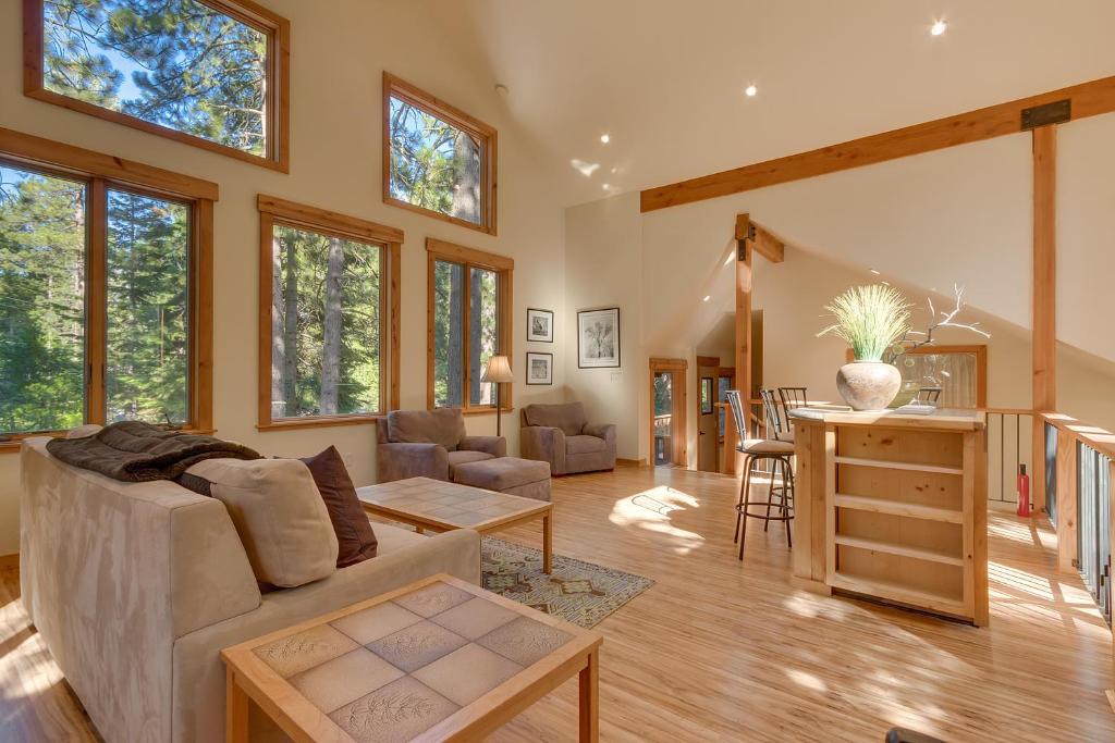 Χώρος καθιστικού στο West Pine Cabin on the West Shore by Tahoe Getaways - 2 BR w 2 Bonus Rooms, Hot Tub, Pool Table & Pet Friendly