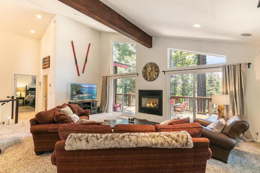 O zonă de relaxare la Wolf Den - Bright Open Concept 3 Bedroom- Hot Tub, Pet-Friendly, Minutes from Skiing!