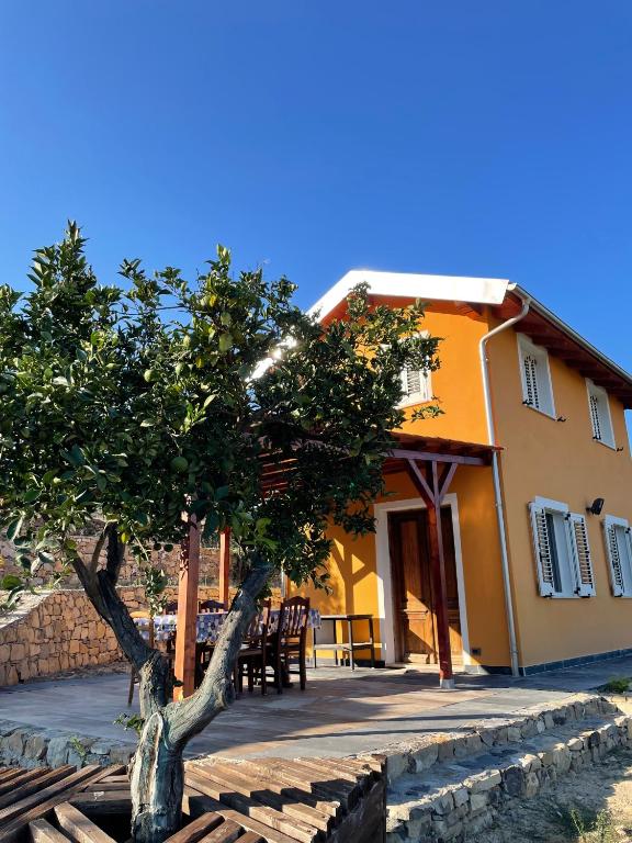 une maison avec un arbre devant dans l'établissement La casa dell'ulivo, à Imperia