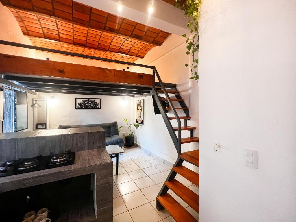 una sala de estar con una escalera en una casa pequeña en Best Location in Sayulita - Walk to Everything en Sayulita