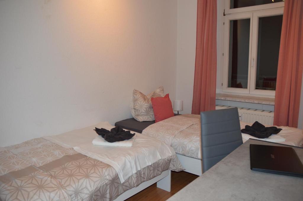 - une petite chambre avec 2 lits et une fenêtre dans l'établissement Ruby-Apartment **Zentrumsnah*Balkon**, à Leipzig