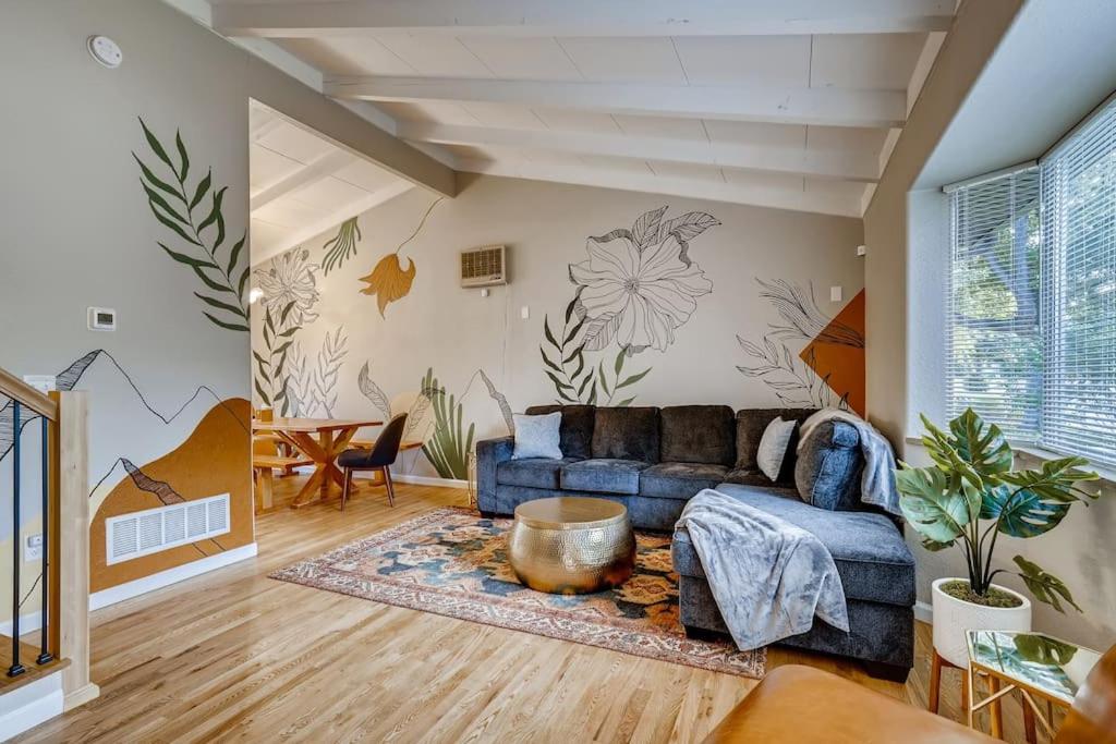 uma sala de estar com um sofá e uma mesa em Close to Denver & Golden - Perfect for Groups em Arvada