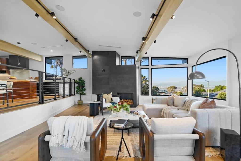 Skyline Vista Oasis Lux Villa Poola and Scenic View, Los Angeles ...